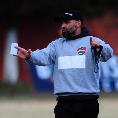 FARROUPILHA, RS, BRASIL, 11/08/2021. Treino do Brasil-Fa que  se prepara para a disputa da Divisão de Acesso. O time de Farroupilha atua no Estádio das Castanheiras. Na foto, técnico Alê Menezes. (Porthus Junior/Agência RBS)<!-- NICAID(14861006) -->