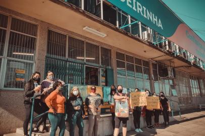 CACHOEIRINHA, RS, BRASIL - Cozinheiras de escolas municipais de Cachoeirinha fazem protesto contra atraso de salários. Elas são contratadas pela empresa terceirizadas Kinte. <!-- NICAID(14875943) -->