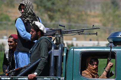 Taliban fighters patrol a street in Kabul on August 29, 2021, as suicide bomb threats hung over the final phase of the US militarys airlift operation from Kabul, with President Joe Biden warning another attack was highly likely before the evacuations end. (Photo by Aamir QURESHI / AFP)<!-- NICAID(14875993) -->