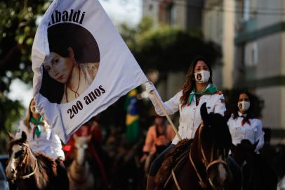 PORTO ALEGRE, RS - 30/08/2021 - Cavalgada em homenagem ao bicentenário de Anita Garibaldi. A cavalgada partiu da praça do Aeromovel em direção ao Palácio Piratini. FOTO: Anselmo Cunha / Agência RBS<!-- NICAID(14876360) -->