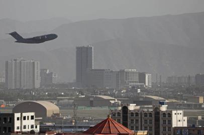 Uma aeronave da Força Aérea dos Estados Unidos decola do aeroporto militar de Cabul em 27 de agosto de 2021, quando o Pentágono disse que a evacuação de dezenas de milhares de pessoas do Afeganistão ainda enfrenta mais ataques possíveis, como o bombardeio que matou dezenas de pessoas fora do aeroporto de Cabul . (Foto por - / AFP)<!-- NICAID(14873993) -->