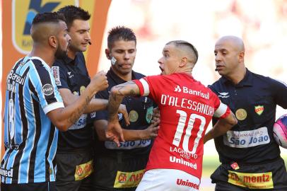 INTERNACIONAL X GRÊMIORS - CAMPEONATO GAÚCHO/INTERNACIONAL X GRÊMIO - ESPORTES - Maicon, do Grêmio, e DAlessandro, do Internacional, durante a partida válida pela última   rodada da primeira fase do Campeonato Gaúcho, no estádio Beira-Rio, em Porto Alegre,   neste domingo.    11/03/2018 - Foto: PEDRO H. TESCH/ELEVEN/ESTADÃO CONTEÚDOEditoria: ESPORTESLocal: PORTO ALEGREIndexador: PEDRO H. TESCHFotógrafo: ELEVEN<!-- NICAID(13451332) -->