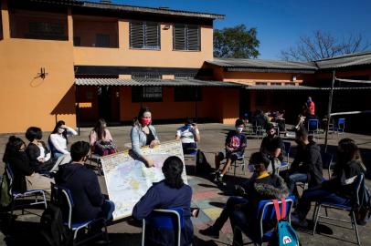 ALVORADA, RS, BRASIL, 31-08-2021: Aula de geografia no patio na Escola Estadual de Ensino Medio Senador Salgado Filho. Instituicao tem atividades para estudantes em turno integral. (Foto: Mateus Bruxel / Agencia RBS)Indexador: Mateus Bruxel<!-- NICAID(14877114) -->