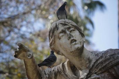 Porto Alegre, RS, Brasil, 01-09-2021: Monumento a Anita e Giuseppe Garibaldi, na Praça Garibaldi, em mau estado de conservação. Em 2021, celebra-se o bicentenário de Anita e ela é homenageada no mês farroupilha. (Foto: Mateus Bruxel / Agência RBS)Indexador: Mateus Bruxel<!-- NICAID(14878057) -->