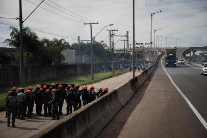 01/09/2021 - PORTO ALEGRE, RS - Manifestação ocorre em frente ao CT Pres. Luiz Carvalho (Grêmio) na tarde desta quarta-feira. FOTO: Anselmo Cunha/Agencia RBS<!-- NICAID(14878418) -->