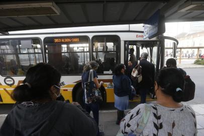 PORTO ALEGRE - BRASIL - Paradas de ônibus das linhas da Carris acumulam passageiros devido a paralisação dos funcionários em frente a empresa. Terminal Parobé no centro de Porto Alegre.  Foto: Lauro Alves /Agencia RBS<!-- NICAID(14879083) -->