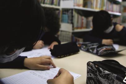 alunos em sala de aula. foto usada no guia da escola, caderno comercial.Foto: Felix Zucco/ Agência RBS<!-- NICAID(14878103) -->