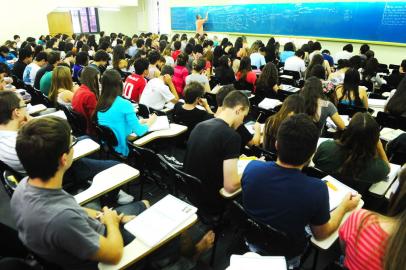 PORTO ALEGRE, RS, BRASIL 10H Preparação para o Vestibular UFRGS. VeStibulandos lotam a sala decursinho pré-vestibular nas vésperas para o vestibular de Verão da UFRGS. (JEAN SCHWAZ/ZERO HORA)<!-- NICAID(8988247) -->