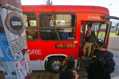 PORTO ALEGRE, RS, BRASIL,  03/09/2021- Consórcios privados amenizam atrasos dos ônibus da Carris, mas intervalo entre as viagens é maior. Terminal Ao lado do aeroporto BR 116.  Foto: Lauro Alves  / Agencia RBS<!-- NICAID(14880271) -->