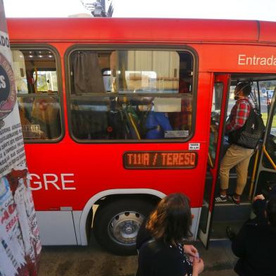 PORTO ALEGRE, RS, BRASIL,  03/09/2021- Consórcios privados amenizam atrasos dos ônibus da Carris, mas intervalo entre as viagens é maior. Terminal Ao lado do aeroporto BR 116.  Foto: Lauro Alves  / Agencia RBS<!-- NICAID(14880271) -->