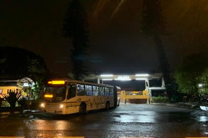 sábado (4) é de portões liberados na garagem da Carris, bairro Partenon, zona leste da Capital. Entre 5h e 5h30, a reportagem de GZH avistou cinco veículos deixando a sede da companhia: um articulado e os demais com capacidade regular. Com isso, a tabela horária não deve ter as intercorrências da quinta e da sexta-feira, quando protestos limitaram o número de ônibus, aumentando o intervalo entre as viagens. <!-- NICAID(14881418) -->