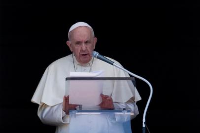 O Papa Francisco fala aos fiéis da janela durante a oração do Angelus, em 5 de setembro de 2021 na Praça de São Pedro, no Vaticano. (Foto de Tiziana FABI / AFP)<!-- NICAID(14881835) -->