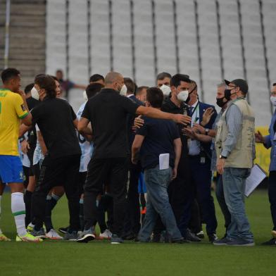 Employees of the National Health Surveillance Agency (Anvisa) enter to the field during the South American qualification football match for the FIFA World Cup Qatar 2022 between Brazil and Argentina at the Neo Quimica Arena, also known as Corinthians Arena, in Sao Paulo, Brazil, on September 5, 2021. - Brazils World Cup qualifying clash between Brazil and Argentina was halted shortly after kick-off on Sunday as controversy over Covid-19 protocols erupted. (Photo by NELSON ALMEIDA / AFP)Editoria: SPOLocal: Sao PauloIndexador: NELSON ALMEIDASecao: soccerFonte: AFPFotógrafo: STF<!-- NICAID(14881951) -->