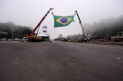 CAXIAS DO SUL, RS, BRASIL, 05/09/2021 - Bolsonaristas instalam com guindastes uma bandeira do Brasil, gigante, as margens da Rota do Sol. (Marcelo Casagrande/Agência RBS)<!-- NICAID(14881878) -->