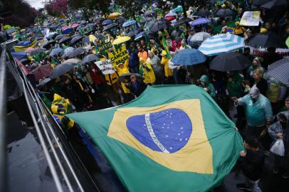 EM BAIXA - manifestantes favoráveis ao governo Bolsonaro se reúnem no Parcão, em Porto Alegre<!-- NICAID(14883261) -->