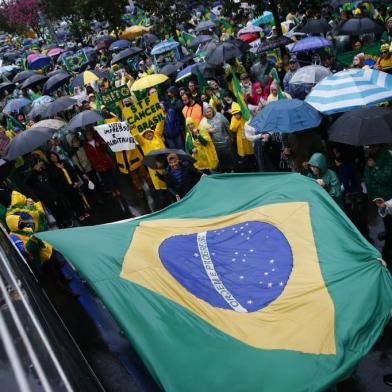 EM BAIXA - manifestantes favoráveis ao governo Bolsonaro se reúnem no Parcão, em Porto Alegre<!-- NICAID(14883261) -->