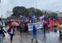 Oposição a Bolsonaro fez caminhada com chuva pela área central de Porto Alegre