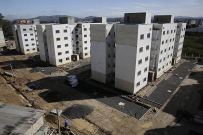 PORTO ALEGRE, RS, Brasil, 27-08-2021: Obras nos residenciais Recanto das Pitangueiras e Recanto das Goiabeiras, no bairro Restinga, na zona sul de Porto Alegre. Obras de 400 moradias da antiga faixa um do MCMV foram retomadas em dezembro de 2020 e devem ser entregues em dezembro de 2021. Programa habitacional Casa Verde Amarela (PCVA) completa um ano em agosto. Criado para subsitituir o Minha Casa, Minha Vida (MCMV), o programa tem dificuldades para deslanchar. (Foto: Mateus Bruxel / Agência RBS)<!-- NICAID(14873780) -->