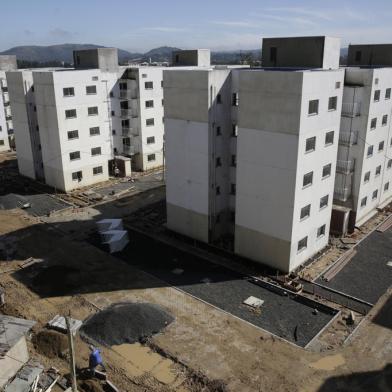 PORTO ALEGRE, RS, Brasil, 27-08-2021: Obras nos residenciais Recanto das Pitangueiras e Recanto das Goiabeiras, no bairro Restinga, na zona sul de Porto Alegre. Obras de 400 moradias da antiga faixa um do MCMV foram retomadas em dezembro de 2020 e devem ser entregues em dezembro de 2021. Programa habitacional Casa Verde Amarela (PCVA) completa um ano em agosto. Criado para subsitituir o Minha Casa, Minha Vida (MCMV), o programa tem dificuldades para deslanchar. (Foto: Mateus Bruxel / Agência RBS)<!-- NICAID(14873780) -->