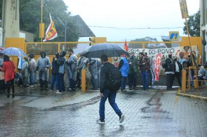 08/09/2021 - PORTO ALEGRE, RS - Quarta-feira (8) começa com protestos em frente ao prédio da Carris, na Capital. FOTO: Ronaldo Bernardi / Agência RBS<!-- NICAID(14883763) -->