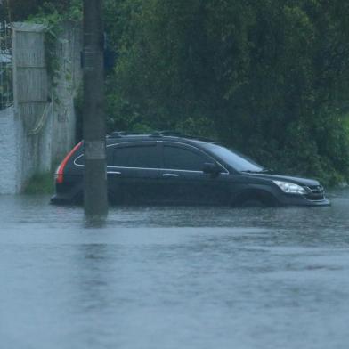 08/09/2021 - PORTO ALEGRE, RS - Chuva forte provoca alagamentos na Capital. Na imagem, veículo alagado na Av. Juscelino Kubitscheck, no bairro Rubem Berta. FOTO: Ronaldo Bernardi / Agência RBS<!-- NICAID(14883793) -->