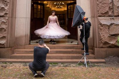 PORTO ALEGRE, RS, BRASIL - Sessão de fotos com meninas que estão fazendo 15 anos e são, ou foram, pacientes oncológicas. Esta é uma ação do Instituto do Câncer Infantil em virtude do Setembro dourado. Na foto o fotógrafo Dionathan Santos fotografando Erica Glenda dos Santos Colares.Indexador: Jeff Botega<!-- NICAID(14884084) -->