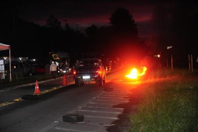 CAXIAS DO SUL, RS, BRASIL, 08/09/2021. Manifestantes seguem concentrados em ao menos três pontos de rodovias da Serra nesta quarta-feira. Na foto, concentração em frente a posto de gasolina no km 153 da ERS-453 (Rota do Sol), próximo ao acesso a São Bráz. (Porthus Junior/Agência RBS)<!-- NICAID(14884719) -->