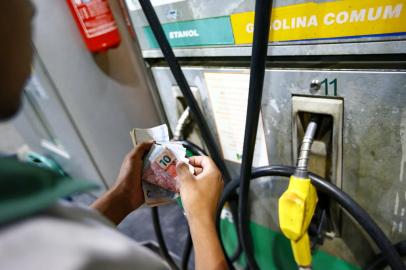 PORTO ALEGRE, RS, BRASIL, 26/02/2013, 23h: Postos de gasolina que funcionam à noite, convivem frequentemente com assaltos aos frentistas (Foto Félix Zucco/Agência RBS).<!-- NICAID(9135420) -->