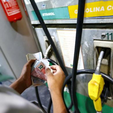 PORTO ALEGRE, RS, BRASIL, 26/02/2013, 23h: Postos de gasolina que funcionam à noite, convivem frequentemente com assaltos aos frentistas (Foto Félix Zucco/Agência RBS).<!-- NICAID(9135420) -->