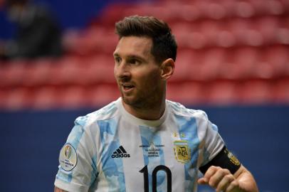 Argentinas Lionel Messi gestures during the Conmebol 2021 Copa America football tournament semi-final match against Colombia, at the Mane Garrincha Stadium in Brasilia, Brazil, on July 6, 2021. (Photo by NELSON ALMEIDA / AFP)<!-- NICAID(14830778) -->