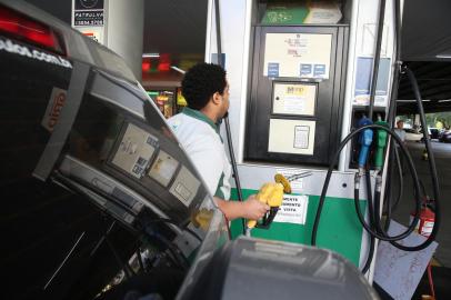 PORTO ALEGRE, RS, BRASIL, 30-05-2018. Motoristas fazem filas de veículos para abastecimento em postos de gasolina. Na foto: Av Getulio Vargas com a Rua Botafogo (FERNANDO GOMES/AGÊNCIA RBS)<!-- NICAID(13575016) -->