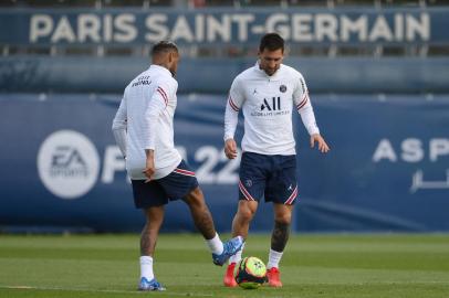 Paris Saint-Germains Brazilian forward Neymar (L) and Paris Saint-Germains Argentinian forward Lionel Messi take part in a training session at the Camp des Loges Paris Saint-Germain football clubs training ground in Saint-Germain-en-Laye on August 28, 2021. (Photo by FRANCK FIFE / AFP)Editoria: SPOLocal: Saint-Germain-en-LayeIndexador: FRANCK FIFESecao: soccerFonte: AFPFotógrafo: STF<!-- NICAID(14886520) -->