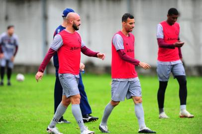 CAXIAS DO SUL, RS, BRASIL, 08/09/2021. Treino do Caxias no CT Baixada Rubra/Vanderlei Bersaghi. O Caxias se prepara para a segunda fase da Série D do Campeonato Brasileir. Na foto, atacante Miche (E) e meia Diogo Oliveira. (Porthus Junior/Agência RBS)<!-- NICAID(14884508) -->