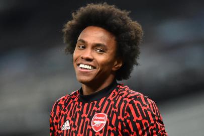 Arsenals Brazilian midfielder Willian warms up ahead of the English Premier League football match between Tottenham Hotspur and Arsenal at Tottenham Hotspur Stadium in London, on December 6, 2020. (Photo by Glyn KIRK / POOL / AFP) / RESTRICTED TO EDITORIAL USE. No use with unauthorized audio, video, data, fixture lists, club/league logos or live services. Online in-match use limited to 120 images. An additional 40 images may be used in extra time. No video emulation. Social media in-match use limited to 120 images. An additional 40 images may be used in extra time. No use in betting publications, games or single club/league/player publications. / Editoria: SPOLocal: LondonIndexador: GLYN KIRKSecao: soccerFonte: POOLFotógrafo: STR<!-- NICAID(14877568) -->