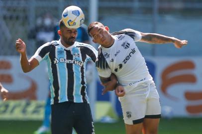 GRÊMIO X CEARÁ-CAMPEONATO BRASILEIRO 2021RS - GRÊMIO-CEARÁ - ESPORTES - Thiago Santos e Jael em lance durante o jogo disputado entre Grêmio e Ceará, na Arena do Grêmio, na cidade de Porto Alegre, em jogo válido pelo Campeonato Brasileiro 2021. 12/09/2021 - Foto: RICHARD DUCKER/FRAMEPHOTO/FRAMEPHOTO/ESTADÃO CONTEÚDOEditoria: ESPORTESLocal: PORTO ALEGREIndexador: RICHARD DUCKERFonte: FRAMEPHOTOFotógrafo: FRAMEPHOTO<!-- NICAID(14887416) -->