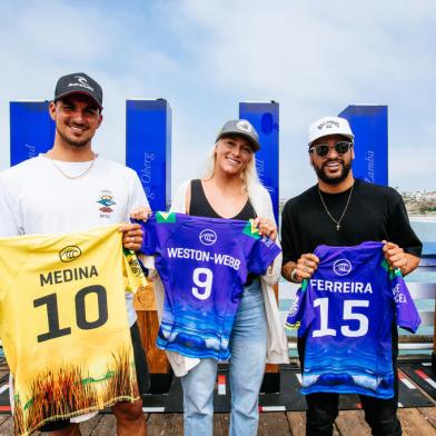 Rip Curl WSL FInalsSAN CLEMENTE, CALIFORNIA, USA - SEPTEMBER 7: Two-time WSL Champion Gabriel Medina, WSL World Champion Italo Ferreira and Tatiana Weston-Webb of Brazil at the press conference prior to the commencement of the Rip Curl WSL Finals on September 7, 2021 at Lower Trestles, San Clemente, California. (Photo by Thiago Diz/World Surf League / Divulgação)Editoria: SLocal: San ClementeIndexador: Thiago DizSecao: SPOFonte: World Surf LeagueFotógrafo: Contributor<!-- NICAID(14887638) -->