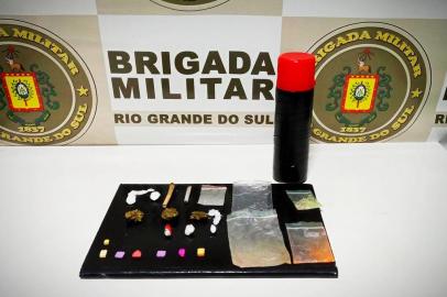 Apreensão de entorpecentes e outras drogas na noite de sabado (11) em Serafina Corrêa <!-- NICAID(14887759) -->