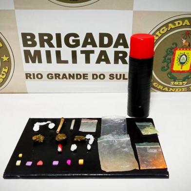 Apreensão de entorpecentes e outras drogas na noite de sabado (11) em Serafina Corrêa <!-- NICAID(14887759) -->