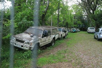 PORTO ALEGRE,RS, BRASIL.2021,09,10.Desperdicio de dinheiro público, em area da FEPAM e da SEMA, na AV.Salvador França numero 17 07, são caminhonetes Ranger,l 200, S10 barcos e motores abandonados ao relento, apodrecendo e estragando.(RONALDO BERNARDI/AGENCIA RBS).<!-- NICAID(14886116) -->