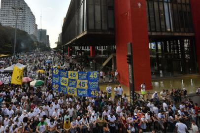 Demonstrators take part in a protest called by right-wing groups and parties to demand the impeachment of Brazilian President Jair Bolsonaro, in Sao Paulo, Brazil, on September 12 2021. (Photo by NELSON ALMEIDA / AFP)<!-- NICAID(14887768) -->