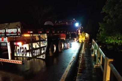 Motorista perde o controle e caminhão atinge ponte da BR-386, em Marques de Souza <!-- NICAID(14888765) -->