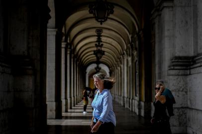 People walk in downtown Lisbon on September 13, 2021. - Portugal ended today the Covid-19 mesure of mandatory use of mask in the streets. (Photo by PATRICIA DE MELO MOREIRA / AFP)Editoria: HTHLocal: LisbonIndexador: PATRICIA DE MELO MOREIRASecao: diseaseFonte: AFPFotógrafo: STR<!-- NICAID(14888812) -->