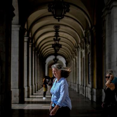 People walk in downtown Lisbon on September 13, 2021. - Portugal ended today the Covid-19 mesure of mandatory use of mask in the streets. (Photo by PATRICIA DE MELO MOREIRA / AFP)Editoria: HTHLocal: LisbonIndexador: PATRICIA DE MELO MOREIRASecao: diseaseFonte: AFPFotógrafo: STR<!-- NICAID(14888812) -->