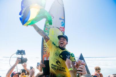 Rip Curl WSL FInalsSAN CLEMENTE, CALIFORNIA, USA - SEPTEMBER 14: Two-time WSL Champion Gabriel Medina of Brazil wins the Title Match of the Rip Curl WSL Finals on September 14, 2021 at Lower Trestles, San Clemente, California. (Photo by Pat Nolan/World Surf League)Editoria: SLocal: San ClementeIndexador: Pat NolanSecao: SPOFonte: World Surf LeagueFotógrafo: Contributor<!-- NICAID(14889451) -->