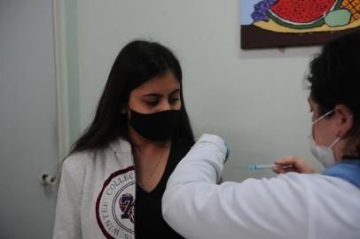 CAXIAS DO SUL, RS, BRASIL (15/09/2021)Começa a vicinação de adolescentes em Caxias do Sul. Na foto, Emilly Maciel Machado , 17 anos. (Antonio Valiente/Agência RBS)<!-- NICAID(14889645) -->