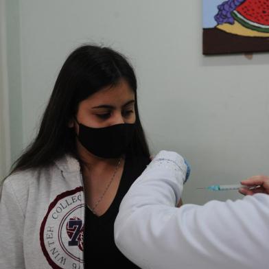 CAXIAS DO SUL, RS, BRASIL (15/09/2021)Começa a vicinação de adolescentes em Caxias do Sul. Na foto, Emilly Maciel Machado , 17 anos. (Antonio Valiente/Agência RBS)<!-- NICAID(14889645) -->