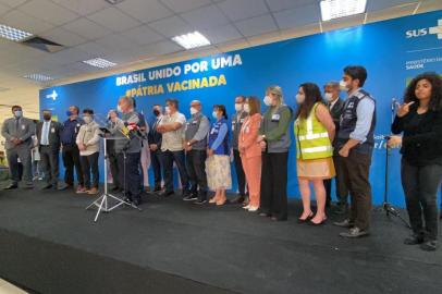 Ministério da Saúde envia último lote de vacinas para primeira dose da população adulta no RS. Um ato simbólico foi realizado durante a manhã no aeroporto de Guarulhos, em São Paulo, com a presença do ministro da Saúde, Marcelo Queiroga. Na ocasião, ele voltou a pedir para que Estados e municípios sigam as recomendações nacionais para o bom andamento da campanha de vacinação, para não gerar uma torre de Babel na imunização.<!-- NICAID(14890092) -->