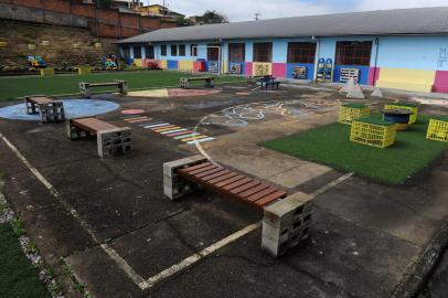 CAXIAS DO SUL, RS, BRASIL, 15/09/2021 - Fotos na  escola Tancredo Neves da inauguração da biblioteca, e demais ações de uma força tarefa para mobilizar a presencialidade nas aulas. Eles planejaram para os próximos meses, sempre nas sextas, teatro, contação de história, oficina de desenho, música, roda de leitura, show de mágica, malabar, rodas de conversa. (Marcelo Casagrande/Agência RBS)<!-- NICAID(14889977) -->