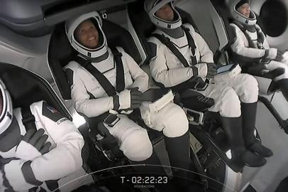 This screengrab taken from the SpaceX live webcast shows crew members (from R) Hayley Arceneaux, Jared Isaacman, Sian Proctor and Christopher Sembroski after being buckled into their seats in the Crew Dragon capsule ahead of the launch of the Inspiration4 at NASAs Kennedy Space Center in Florida, on September 15, 2021. - SpaceX is preparing to send the first all-civilian crew into Earths orbit on September 15 evening, capping a summer of private spaceflight with one of the most ambitious tourism missions to date. (Photo by - / SPACEX / AFP) / RESTRICTED TO EDITORIAL USE - MANDATORY CREDIT AFP PHOTO /  SPACEX  - NO MARKETING - NO ADVERTISING CAMPAIGNS - DISTRIBUTED AS A SERVICE TO CLIENTSEditoria: SCILocal: Kennedy Space CenterIndexador: -Secao: space programmeFonte: SPACEXFotógrafo: Handout<!-- NICAID(14890662) -->