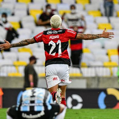 FLAMENGO X GRÊMIORJ - COPA DO BRASIL/FLAMENGO X GRÊMIO - ESPORTES - Pedro, do Flamengo, comemora após marcar o seu primeiro gol durante a partida de volta   das quartas de final da Copa do Brasil 2021 contra o Grêmio, no Estádio do Maracanã, na   zona norte do Rio, na noite desta quarta-feira (15). Com dois gols de Pedro, o Flamengo   venceu por 2 a 0 (6 a 0 no placar agregado) e avançou às semifinais.   15/09/2021 - Foto: ALEXANDRE NETO/PHOTOPRESS/ESTADÃO CONTEÚDOEditoria: ESPORTESLocal: RIO DE JANEIROIndexador: ALEXANDRE NETOFonte: PHOTOPRESSFotógrafo: PHOTOPRESS<!-- NICAID(14890786) -->